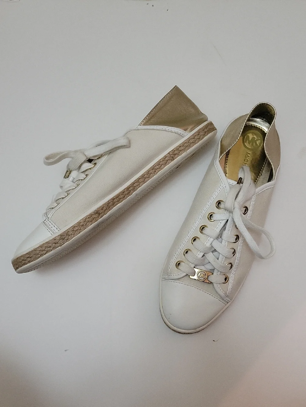 Michael Kors White and Gold‎ Low-Top Lace-Up Sneakers EUC 8 Coastal Summer